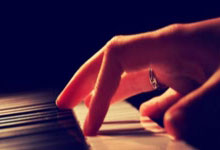 HTH：田径——南京室内世锦赛：吴艳妮晋级女子60米栏半决赛.